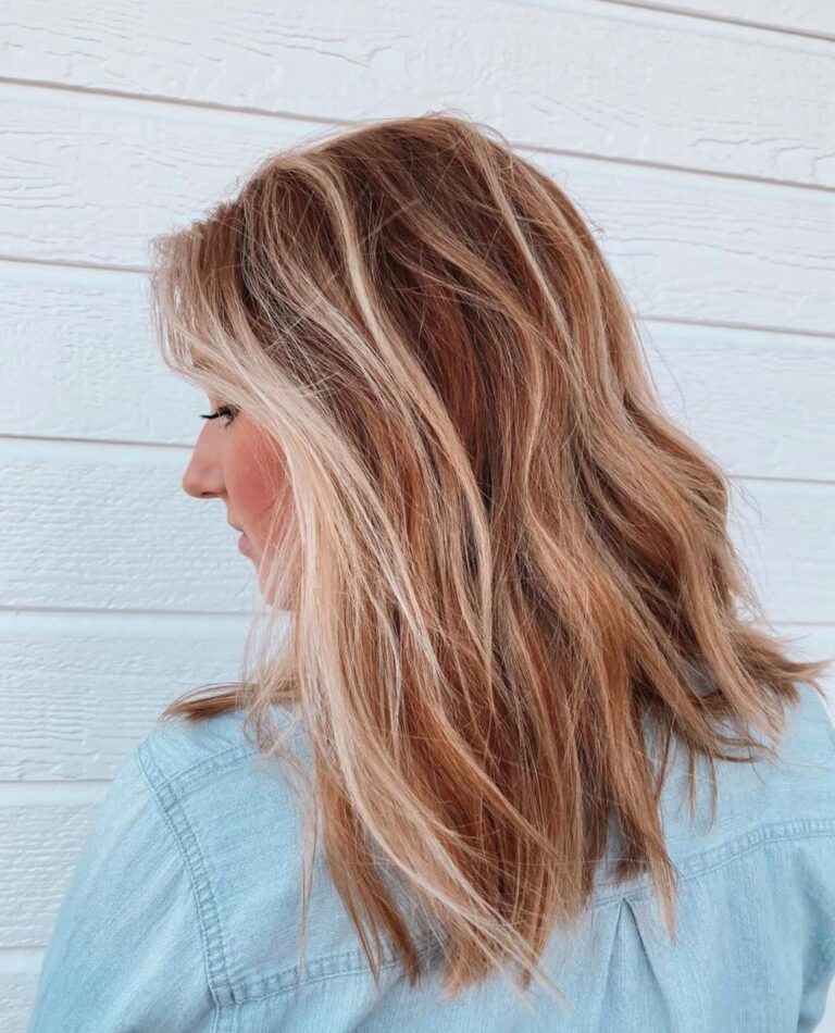 woman cut and style wavy hair